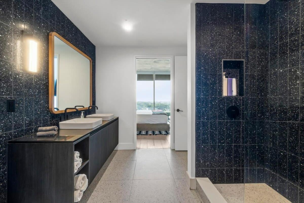 Modern 1Br Condo On Rainey St With Pool And Views Austin Bagian luar foto